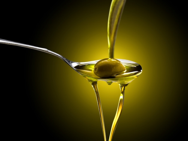 l'huile d'olive versée dans une cuillère sous toutes ses formes