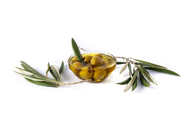 Photo l'huile d'olive vierge dans un bol en cristal isolé sur fond blanc