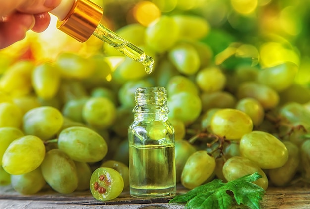 Huile de pépins de raisin dans une bouteille. Mise au point sélective.