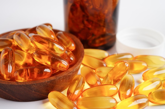 Huile de poisson ou gel d'huile de foie de morue en capsules avec des vitamines oméga 3 complément alimentaire sain