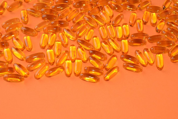 Huile de poisson Omega3 Vitamines ou médicaments sains en capsules molles sur fond orange