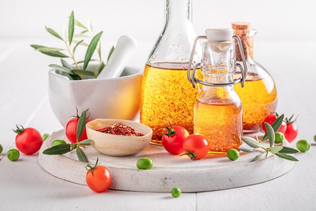 Huile savoureuse et saine aux tomates séchées aromatiques