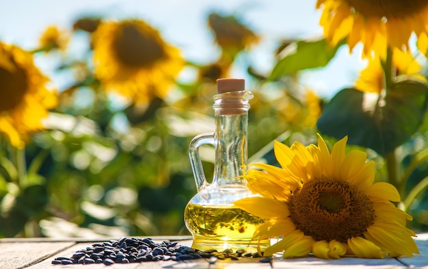 Huile de tournesol dans une bouteille sur le terrain. Mise au point sélective. La nature.