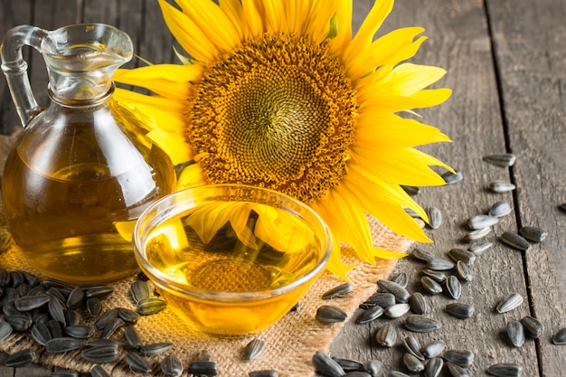 Huile de tournesol et graines de tournesol sur un petit sac