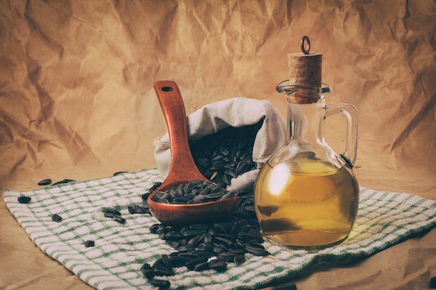 Huile de tournesol avec un sac de graines et une cuillère en bois