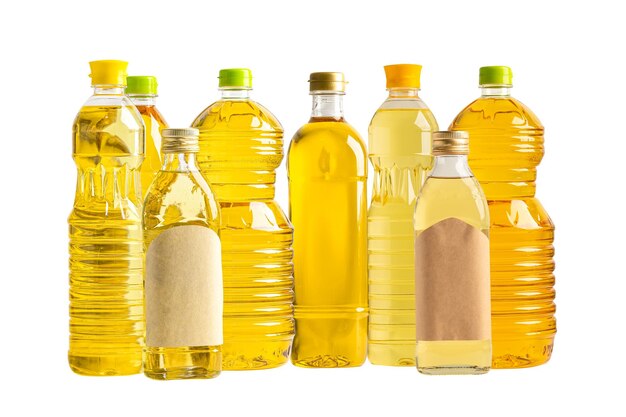 Photo huile végétale avec huile d'olive dans différentes bouteilles pour la cuisine isolée sur fond blanc avec voie de coupe