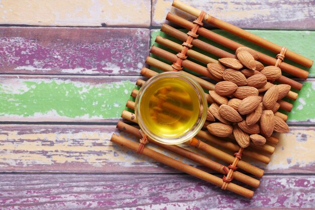 Huiles d'amandes et noix fraîches sur table