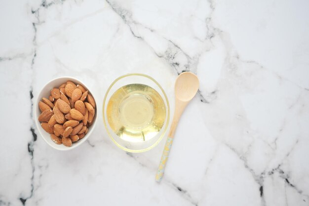 Huiles d'amandes et noix fraîches sur table