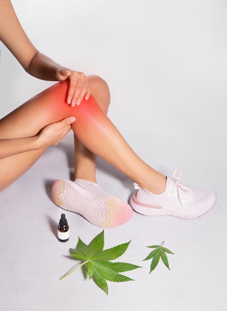 Photo huiles cbd conçues pour les athlètes pour traiter l'inconfort musculaire en appliquant de l'huile de cannabis pour soigner le genou