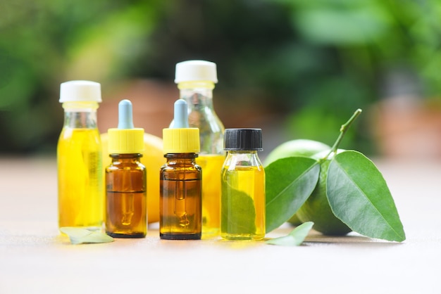 Huiles essentielles - Aromathérapie arôme de bouteilles d'huile à base de plantes avec des formulations citron vert citron à base de plantes et nature