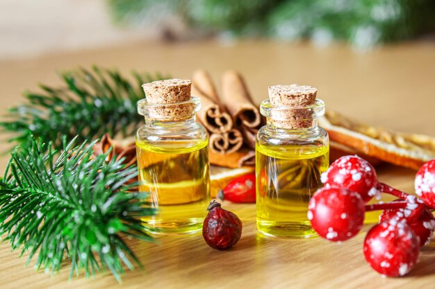 Huiles essentielles de Noël dans une petite bouteille. Mise au point sélective.