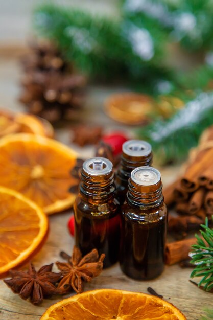 Huiles essentielles de Noël en petites bouteilles. Mise au point sélective.