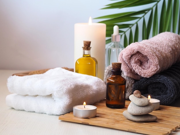 Huiles de massage serviettes bougies SPA