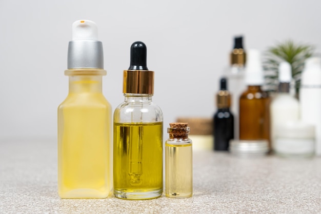 Huiles naturelles pour les cheveux et les soins de la peau Cosmétiques dans des bocaux en verre Produits écologiques