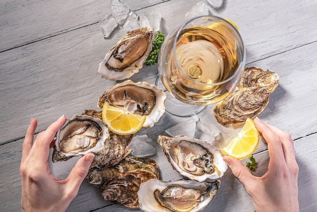 Huîtres fraîches au citron, glace et vin blanc