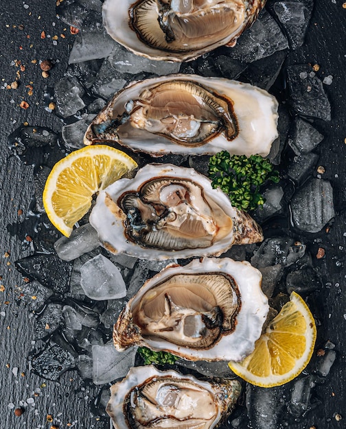 Huîtres fraîches avec glace au citron et vin blanc