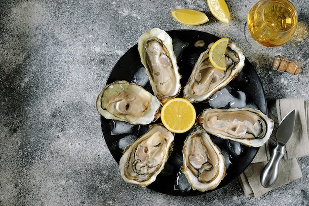 Huîtres fraîches avec des tranches de citron sur une assiette