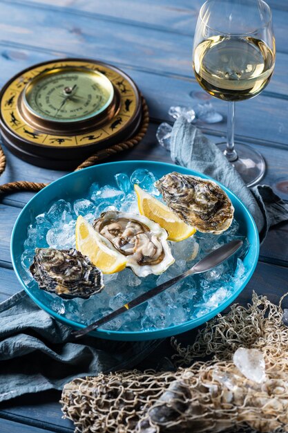 Huîtres sur glace au citron