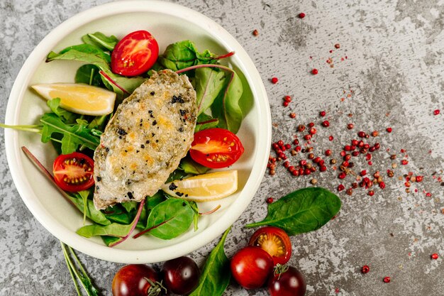 Huîtres de mer bouillies avec légumes et herbes Vue de dessus