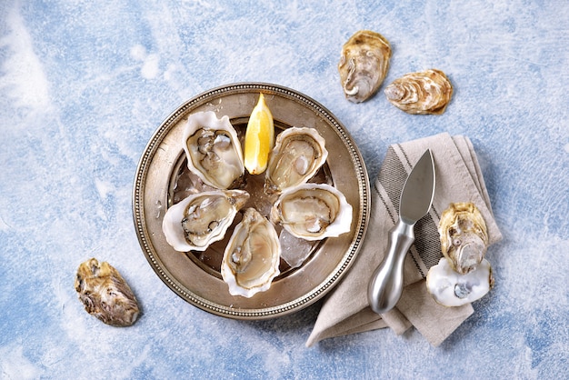 Huîtres de mer fraîches sur une assiette