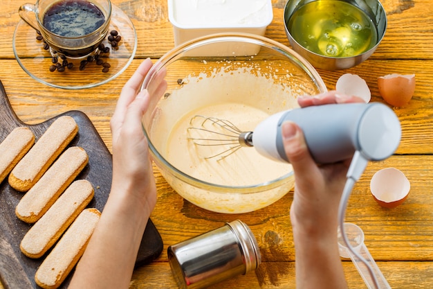 humain avec fouet cuisson dessert