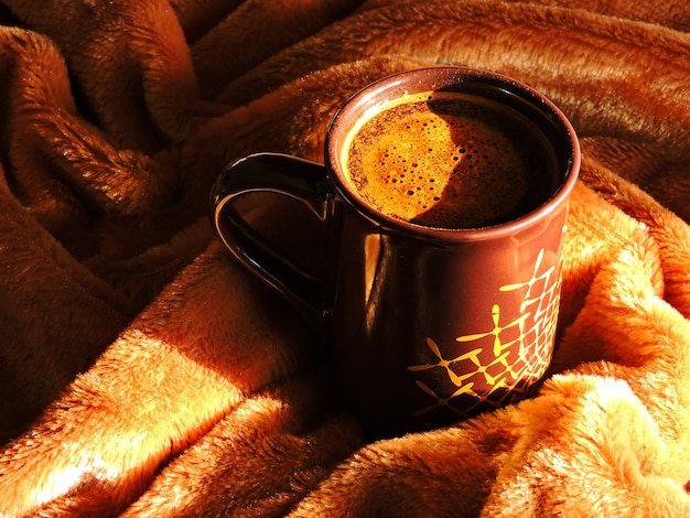 Humeur D'automne. Une Tasse De Café Sur Un Plaid Marron.