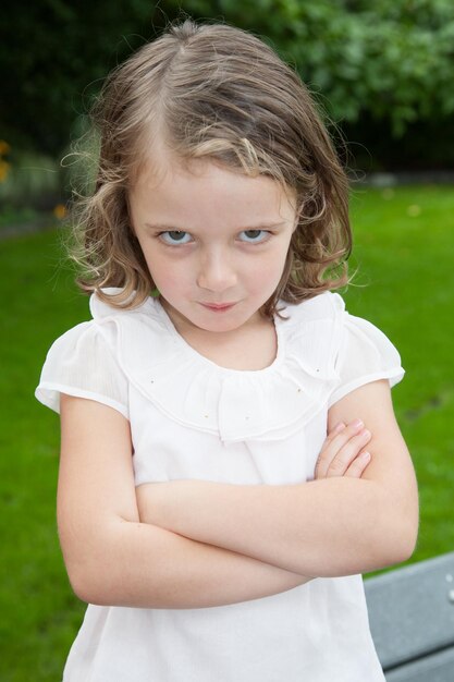 Photo humeur extérieure mignonne belle fille triste