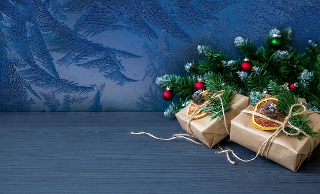 Photo l'humeur de noël arrière-plan de la nouvelle année arbre de noël avec des boules des cadeaux de noël sur une table en bois sombre