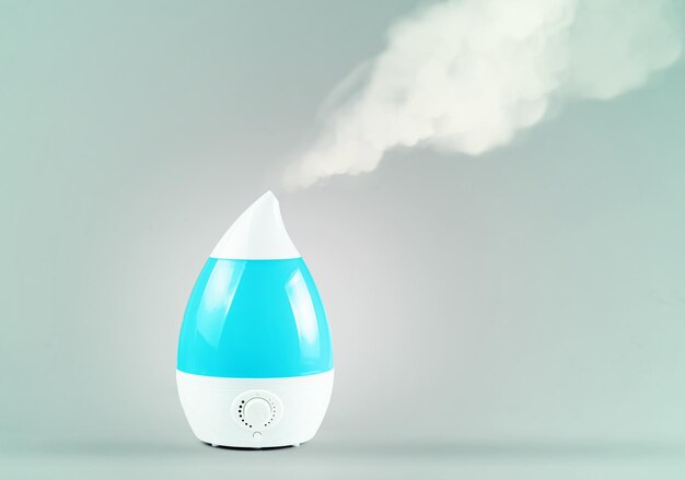 Photo humidificateur d'air moderne à vapeur sortante - isolé - technologie ultrasonique - espace pour le texte