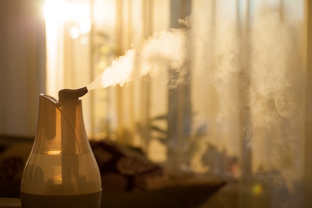 Humidificateur dans un salon au coucher du soleil