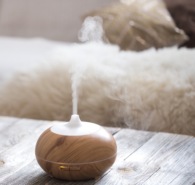 Humidificateur sur la table dans le salon