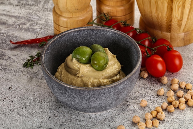 Photo un hummus délicieux avec des olives vertes