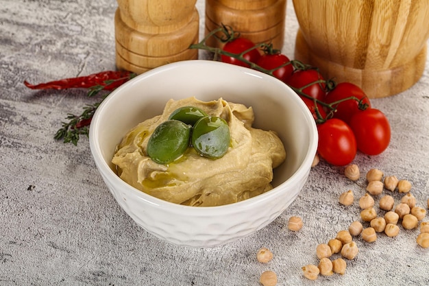 Un hummus délicieux avec des olives vertes