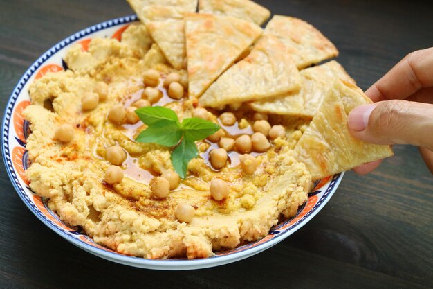 Hummus fraîchement cuit à la main avec du pain Pita