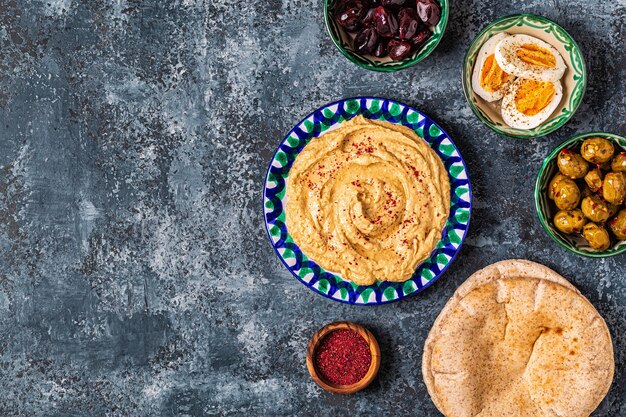 Hummus - plat traditionnel de la cuisine israélienne et moyen-orientale, vue de dessus.