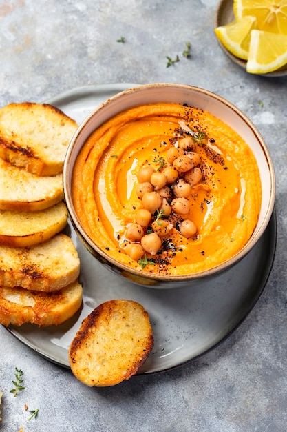 Hummus de pois chiches maison sain avec de l'huile d'olive et des épices