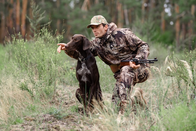 Hunter donne le commandement de chasser les animaux de chien intelligents.