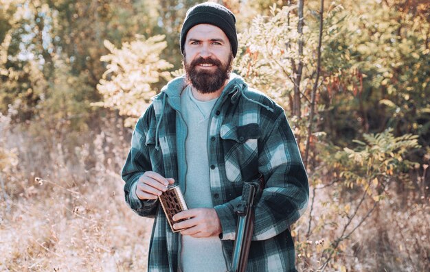 Hunter avec fusil de chasse sur la chasse close up portrait of hamdsome hunter