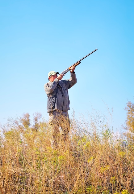 Hunter visant la cible. Chasseur avec une arme à feu.