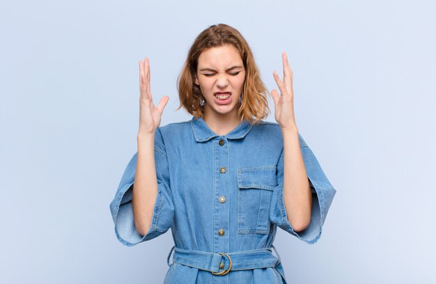 hurlant furieusement, se sentant stressé et ennuyé avec les mains en l'air en disant pourquoi moi