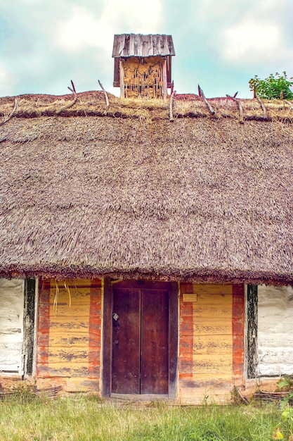 Hutte en bois ukrainienne au toit de chaume enfermée