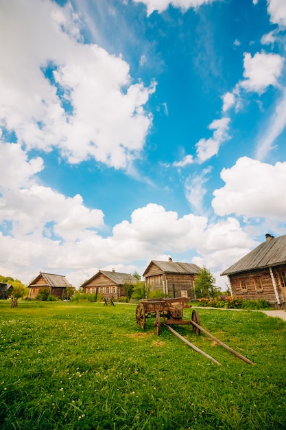 Huttes de village et charrette en bois dans la rue