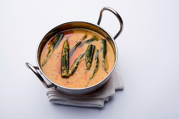 Hyderabadi Bhindi ka Salan ou Okra salan fabriqué à l'aide de doigts de dame ou d'ocro. Recette de plat principal de l'Inde. servi dans un bol. mise au point sélective