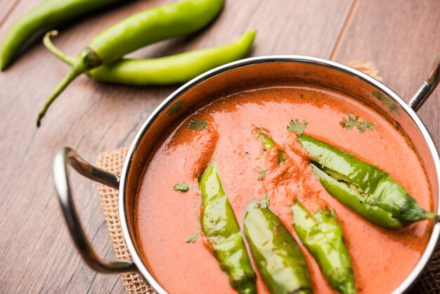 Hyderabadi mirch, mirchi ka Salan ou vert chilly sabzi ou curry. Recette de plat principal de l'Inde. servi dans un bol. mise au point sélective