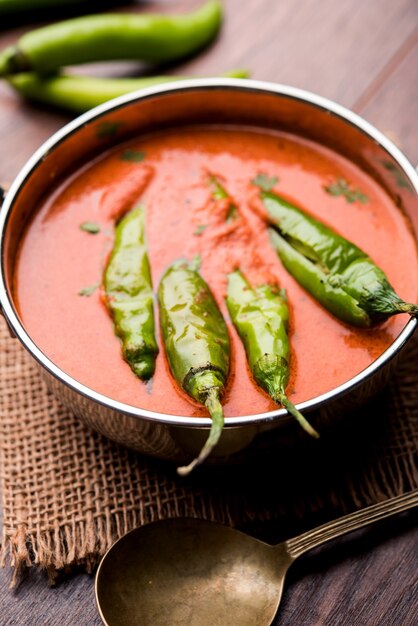 Hyderabadi mirch, mirchi ka Salan ou vert chilly sabzi ou curry. Recette de plat principal de l'Inde. servi dans un bol. mise au point sélective