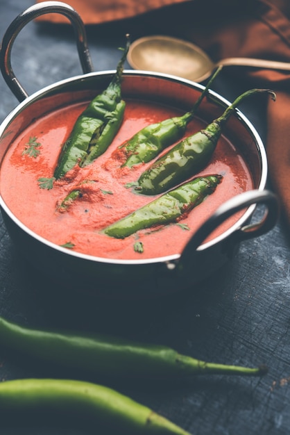 Hyderabadi mirch, mirchi ka Salan ou vert chilly sabzi ou curry. Recette de plat principal de l'Inde. servi dans un bol. mise au point sélective