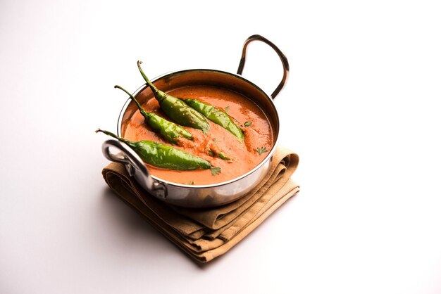Hyderabadi mirch, mirchi ka Salan ou vert chilly sabzi ou curry. Recette de plat principal de l'Inde. servi dans un bol. mise au point sélective