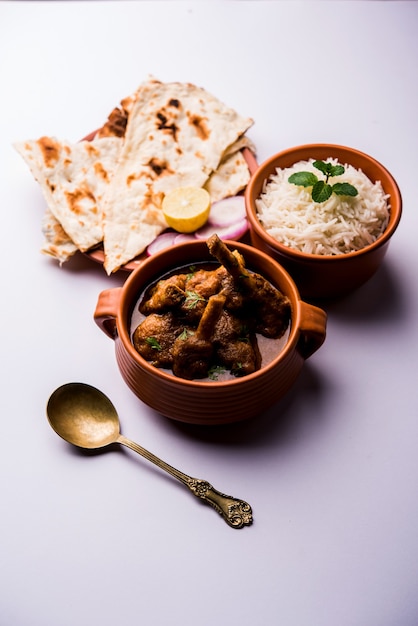 Hyderabadi Mutton Paya, Nehari, nazari ou Nihari Masala. servi avec Naan et riz.