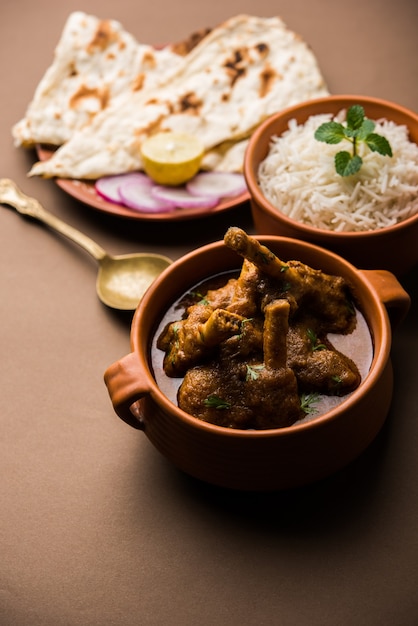 Hyderabadi Mutton Paya, Nehari, nazari ou Nihari Masala. servi avec Naan et riz.