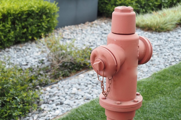 Hydrant d'incendie rouge sur l'herbe verte